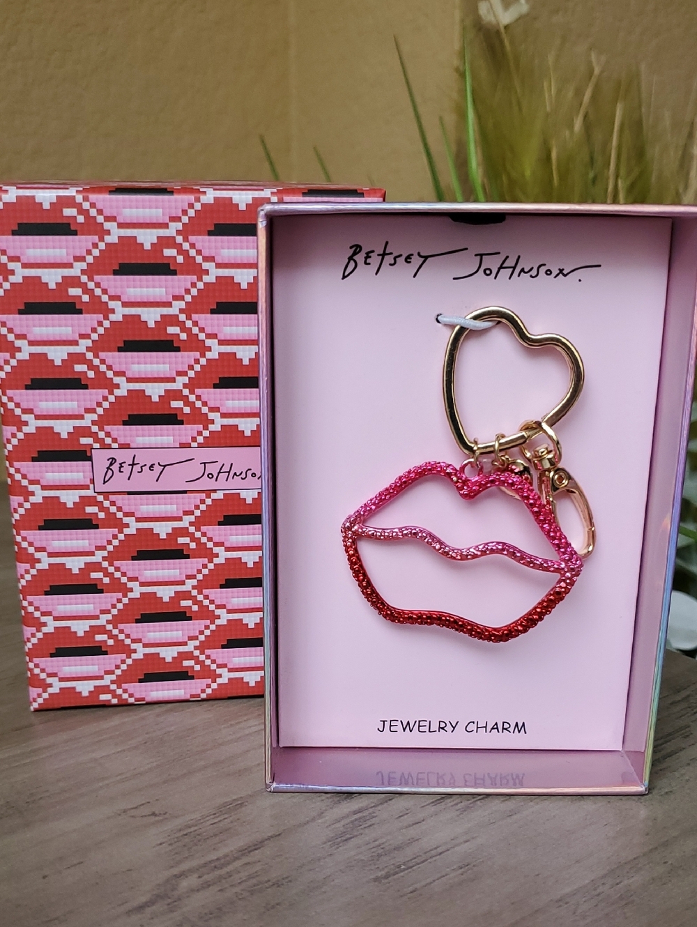 🆕️ BETSEY JOHNSON Ombre Pink & Red Lip-Shaped Key Bag Jewelry Charm